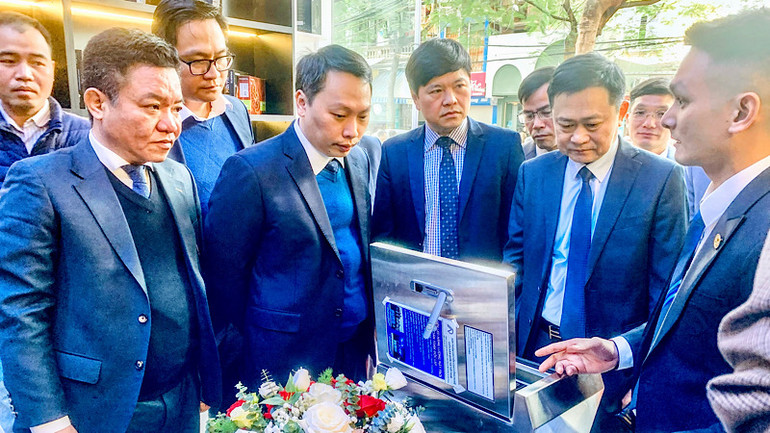 Các đại biểu tham quan trưng bày sản phẩm về chuyển đổi số. Các đại biểu tham quan trưng bày sản phẩm về chuyển đổi số.