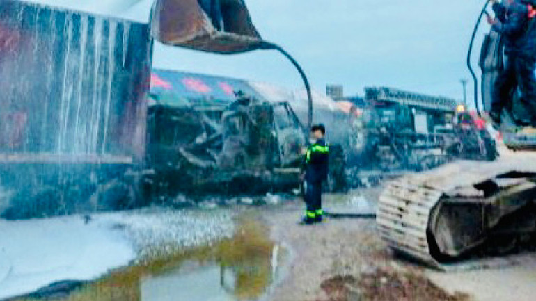 Cứu chữa cháy xe container trong đêm.