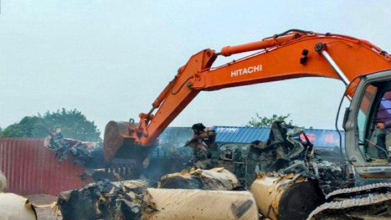 Nỗ lực dập tắt đám cháy còn âm ỉ trong các cuộn giấy.