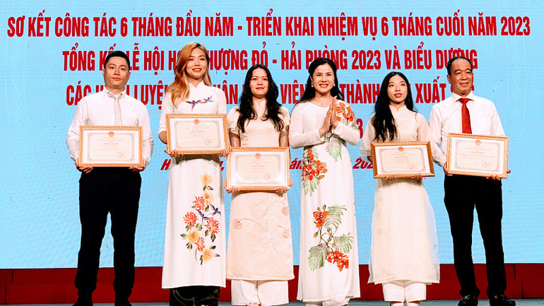 Trao Bằng khen tặng các tập thể và cá nhân có thành tích xuất sắc tại SEA Games 32.