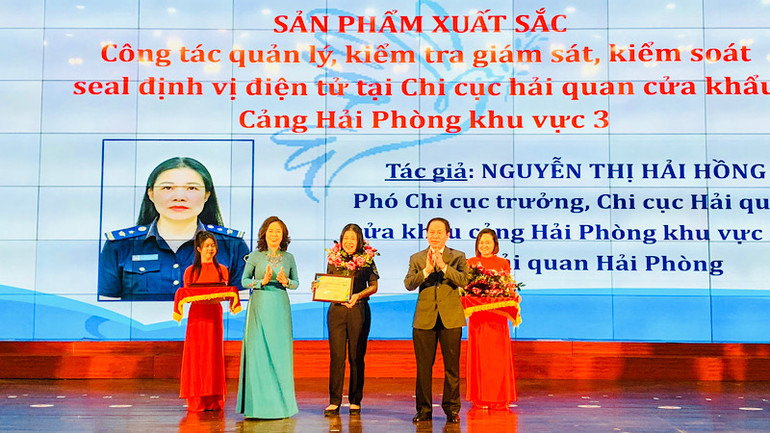 Lãnh đạo thành phố Hải Phòng vinh danh sản phẩm tiêu biểu xuất sắc trong Liên hoan "Phụ nữ Hải Phòng tài năng, sáng tạo".