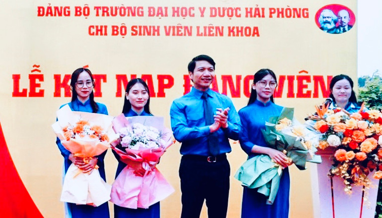 Tổ chức kết nạp Đảng cho các sinh viên ưu tú của Trường Đại học Y dược Hải Phòng.