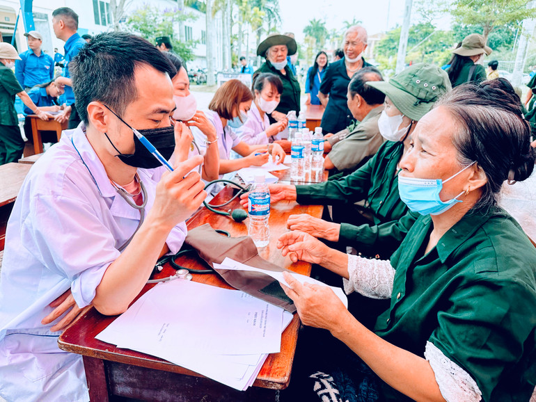 Các thầy thuốc trẻ tư vấn, khám bệnh miễn phí cho các đối tượng chính sách và nhân dân.