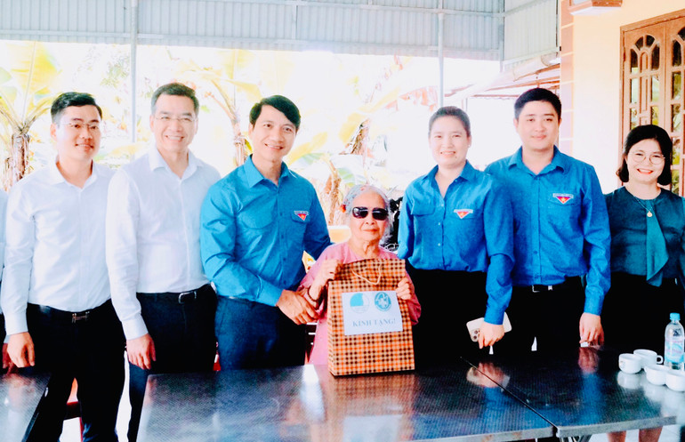 Lãnh đạo Trung ương Đoàn và Thành Đoàn Hải Phòng trao quà tặng các gia đình chính sách trên địa bàn quận Đồ Sơn.