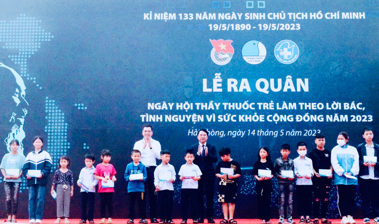 Trao học bổng tặng các cháu học sinh có hoàn cảnh khó khăn.