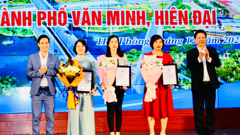 Ban tổ chức trao 3 giải B tặng các nhóm tác giả. Ban tổ chức trao 3 giải B tặng các nhóm tác giả.