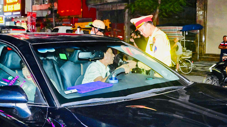 Kiểm tra nồng độ cồn đối với người điều khiển xe ô-tô trên đường bộ.