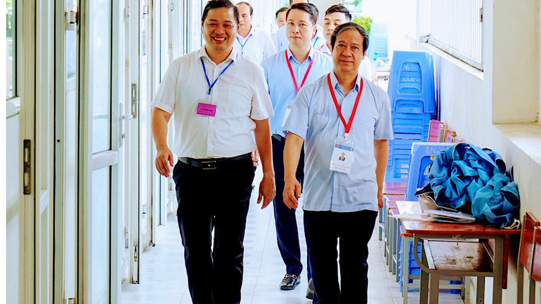 Bộ trưởng Giáo dục và Đào tạo kiểm tra thi tại điểm thi Trường THPT Chuyên Trần Phú (Hải Phòng). Bộ trưởng Giáo dục và Đào tạo kiểm tra thi tại điểm thi Trường THPT Chuyên Trần Phú (Hải Phòng).