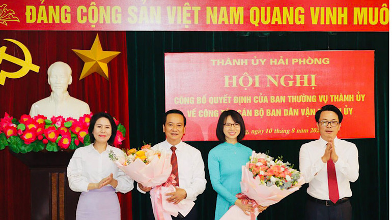Lãnh đạo Ban Dân vận Thành ủy Hải Phòng chúc mừng các đồng chí được điều động và bổ nhiệm mới. Lãnh đạo Ban Dân vận Thành ủy Hải Phòng chúc mừng các đồng chí được điều động và bổ nhiệm mới.