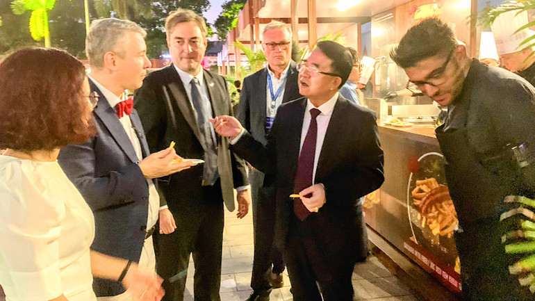 Lãnh đạo thành phố Hải Phòng và Đại sứ Vương quốc Bỉ tại Việt Nam thăm các gian hàng tại Lễ hội. Lãnh đạo thành phố Hải Phòng và Đại sứ Vương quốc Bỉ tại Việt Nam thăm các gian hàng tại Lễ hội.