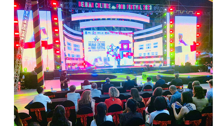 Đông đảo người dân và du khách tham dự khai mạc Lễ hội. Đông đảo người dân và du khách tham dự khai mạc Lễ hội.