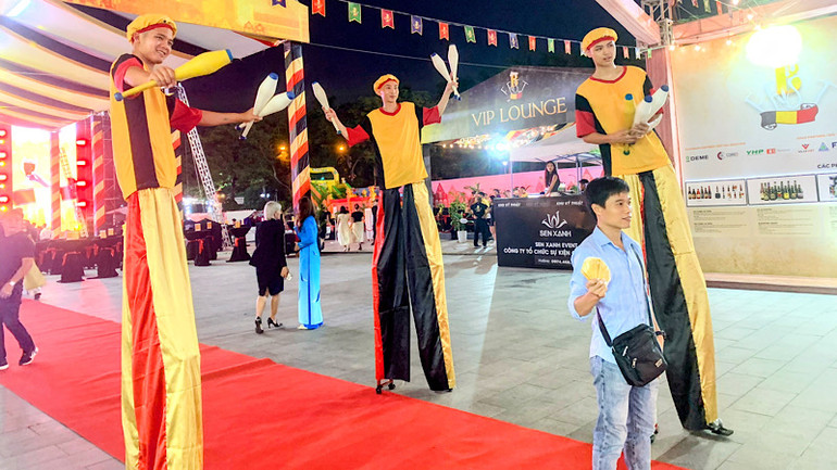 Biểu diễn đi cà kheo tại Lễ hội. Biểu diễn đi cà kheo tại Lễ hội.