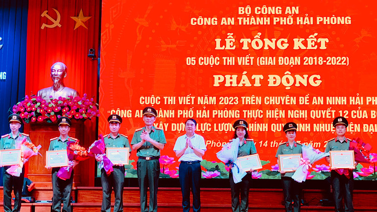 Lãnh đạo thành phố Hải Phòng và lãnh đạo Công an Hải Phòng khen thưởng các tập thể và cá nhân có thành tích trong 5 cuộc thi viết về lực lượng Công an Hải Phòng, giai đoạn 2018-2022.