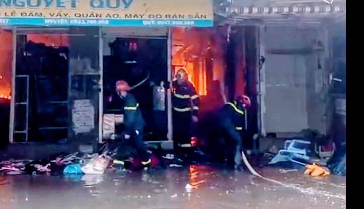 Các lực lượng chức năng đang nỗ lực thực hiện việc cứu chữa, dập tắt đám cháy.