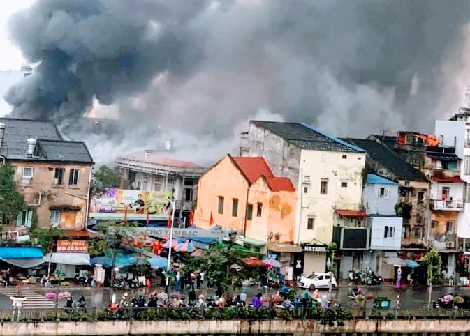 Đám cháy lớn với cột khói bốc cao có thể thấy từ xa.