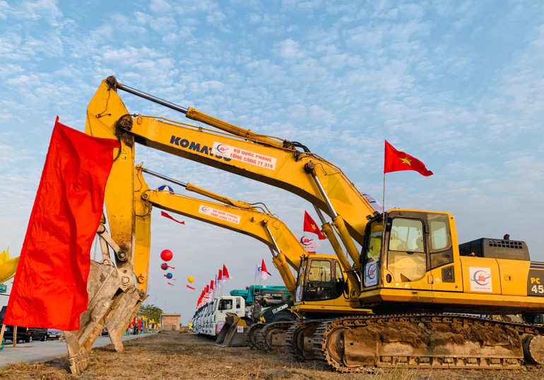 Các phương tiện sẵn sàng triển khai thi công ngay sau lễ khởi công.