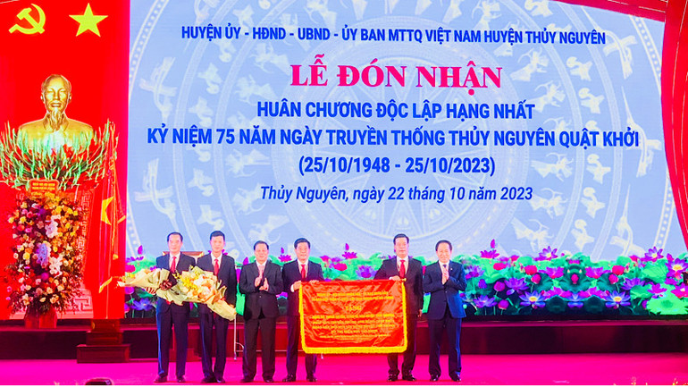 Lãnh đạo thành phố Hải Phòng trao bức trướng của Thành ủy, Hội đồng nhân dân, Ủy ban nhân dân thành phố tặng Đảng bộ, chính quyền, quân và dân huyện Thủy Nguyên. Lãnh đạo thành phố Hải Phòng trao bức trướng của Thành ủy, Hội đồng nhân dân, Ủy ban nhân dân thành phố tặng Đảng bộ, chính quyền, quân và dân huyện Thủy Nguyên.