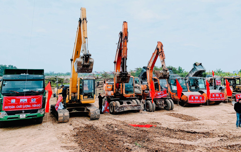 Các máy móc thiết bị được nhà thầu tập trung triển khai thi công.