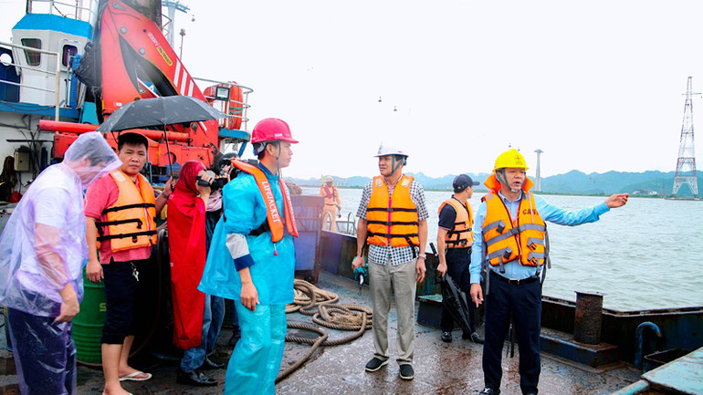 Lãnh đạo Công ty Điện lực Hải Phòng chỉ đạo khắc phục sự cố tại hiện trường.