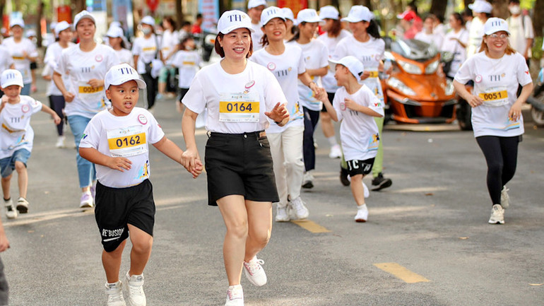 Phụ huynh học sinh cũng tham gia giải chạy cùng với các con.