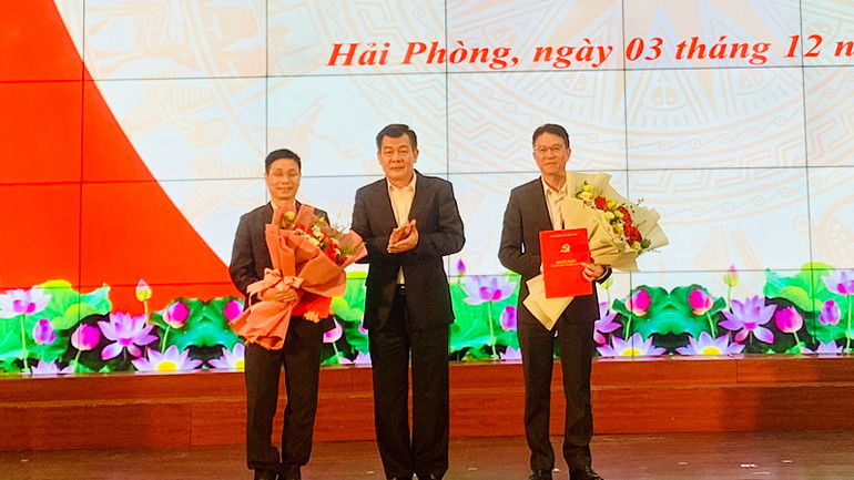 Đại diện lãnh đạo Đảng ủy Khối Doanh nghiệp Trung ương trao Quyết định tiếp nhận 2 tổ chức đảng và đảng viên cho Đảng ủy Tổng Công ty Hàng hải Việt Nam và Đảng ủy Tổng Công ty Xi-măng Việt Nam Đại diện lãnh đạo Đảng ủy Khối Doanh nghiệp Trung ương trao Quyết định tiếp nhận 2 tổ chức đảng và đảng viên cho Đảng ủy Tổng Công ty Hàng hải Việt Nam và Đảng ủy Tổng Công ty Xi-măng Việt Nam