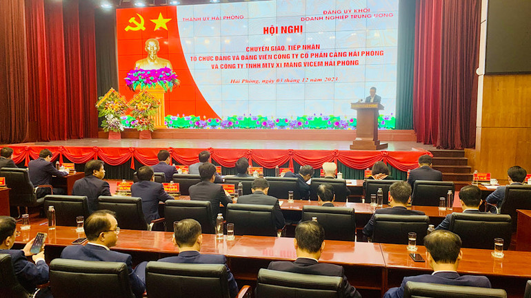 Quang cảnh Hội nghị chuyển giao và tiếp nhận 2 tổ chức đảng và đảng viên. Quang cảnh Hội nghị chuyển giao và tiếp nhận 2 tổ chức đảng và đảng viên.