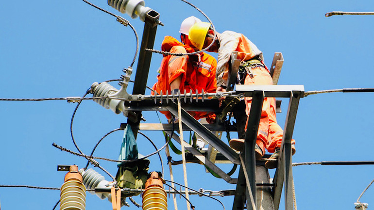 Công nhân Điện lực Hải Phòng thường phải căng mình trong nắng nóng để khắc phục sự cố, nhanh chóng đóng điện trở lại phục vụ sản xuất và đời sống nhân dân.