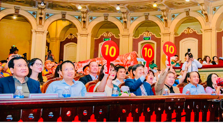 Ban giám khảo chấm điểm thi của các đội.