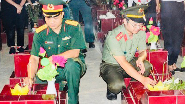 Thắp hương tri ân các liệt sĩ. (Ảnh minh họa)