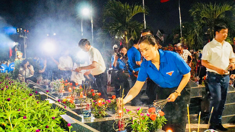 Đoàn viên thanh niên thành phố Hải Phòng chăm sóc các phần mộ liệt sĩ.