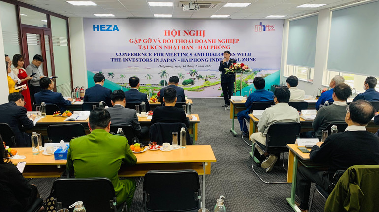 Đại diện Cục hải quan Hải Phòng giải đáp các thắc mắc của doanh nghiệp.