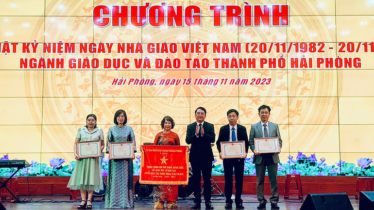 Lãnh đạo thành phố Hải Phòng trao cờ thi đua và Bằng khen tặng các tập thể có thành tích xuất sắc.
