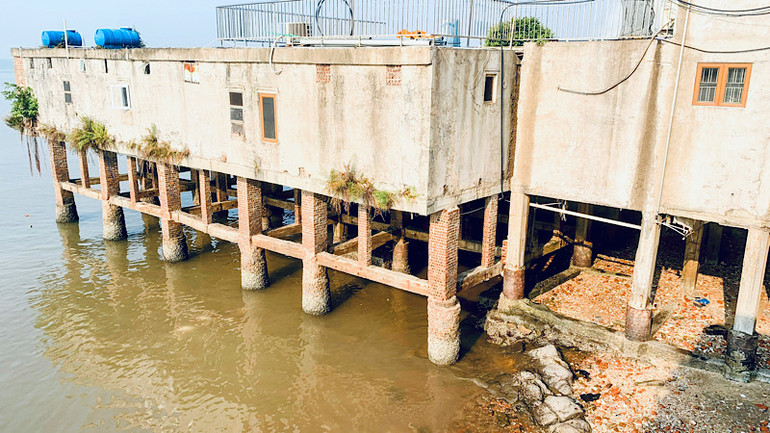 Nhiều hộ đã tự ý lấn chiếm mặt biển để xây dựng công trình trái phép trong khu du lịch.