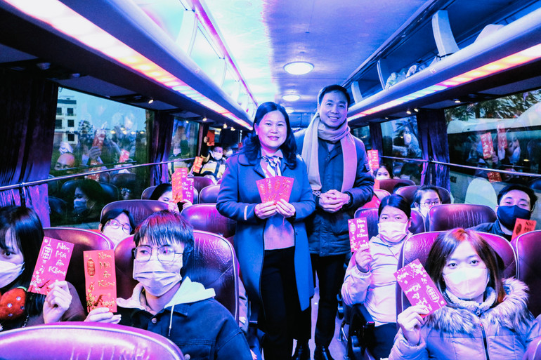 Lãnh đạo Công đoàn Khu Kinh tế Hải Phòng chúc Tết công nhân, lao động trên các chuyến xe về quê đón Tết. Lãnh đạo Công đoàn Khu Kinh tế Hải Phòng chúc Tết công nhân, lao động trên các chuyến xe về quê đón Tết.