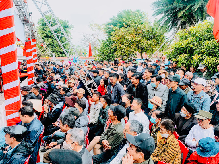 Đông đảo người dân và du khách tham dự Hội thi truyền thống vật dân tộc thời Mạc. Đông đảo người dân và du khách tham dự Hội thi truyền thống vật dân tộc thời Mạc.