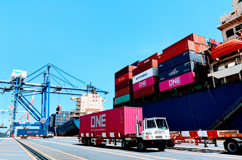 Hoạt động xuất nhập khẩu qua các cảng biển Hải Phòng diễn ra nhộn nhịp.