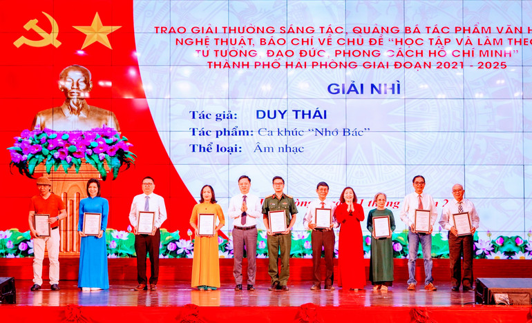 Trao giải tặng các tác giả có tác phẩm văn học, nghệ thuật, báo chí chất lượng về chủ đề “Học tập và làm theo tư tưởng, đạo đức, phong cách Hồ Chí Minh”.