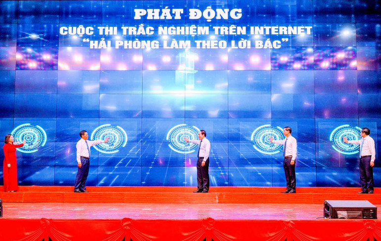 Lãnh đạo thành phố Hải Phòng nhấn nút phát động Cuộc thi trắc nghiệm trên internet “Hải Phòng làm theo lời Bác”.