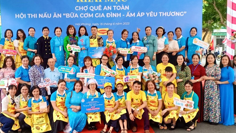 Các gia đình tham dự hội thi nấu ăn.