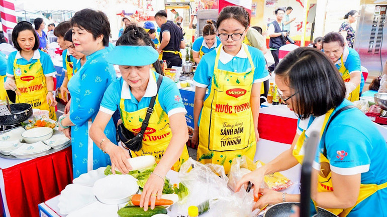 Các gia đình tham dự hội thi nấu ăn "Bữa cơm gia đình - Ấm áp yêu thương".