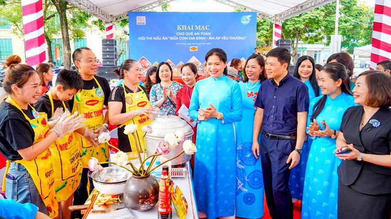 Các đại biểu tham quan các gian hàng trưng bày sản phẩm OCOP do phụ nữ quản lý.