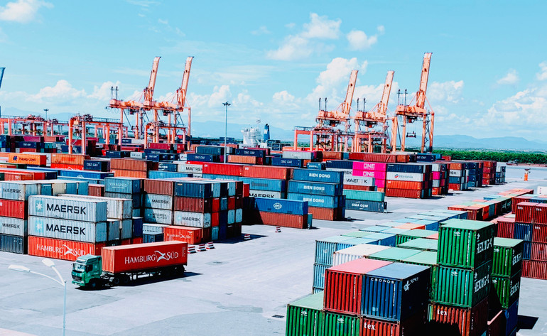 Cảng biển trên địa bàn quận Hải An luôn nhộn nhịp ngày đêm.