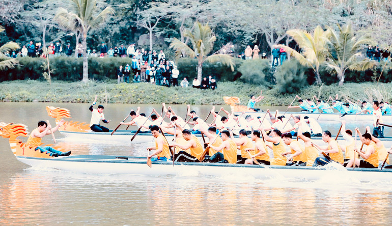 Các đội đua tham gia thi đấu sôi nổi với sự tham gia cổ vũ nhiệt tình của đông đảo nhân dân và du khách. Các đội đua tham gia thi đấu sôi nổi với sự tham gia cổ vũ nhiệt tình của đông đảo nhân dân và du khách.