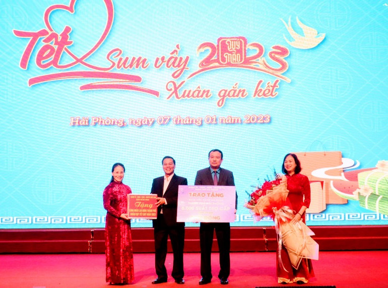 Chủ tịch Ủy ban nhân dân thành phố Hải Phòng trao 6 tỷ đồng cho Liên đoàn lao động thành phố chăm lo Tết cho công nhân, lao động.