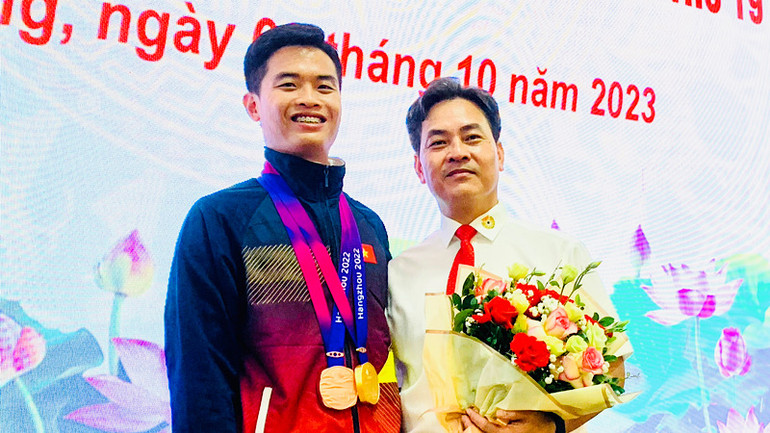 Huấn luyện viên Phạm Cao Sơn (phải) và xạ thủ Phạm Quang Huy (trái) - người vừa giành 2 huy chương tại ASIAD 19.