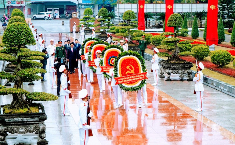 Lãnh đạo thành phố dâng hương tưởng niệm tại Đài tưởng niệm các Anh hùng liệt sĩ thành phố.