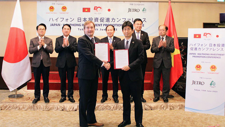 Đại diện Tổ hợp Khu công nghiệp Deep C đã ký kết các thỏa thuận hợp tác về việc đầu tư và mở rộng dự án đầu tư với nhà đầu tư Nhật Bản.