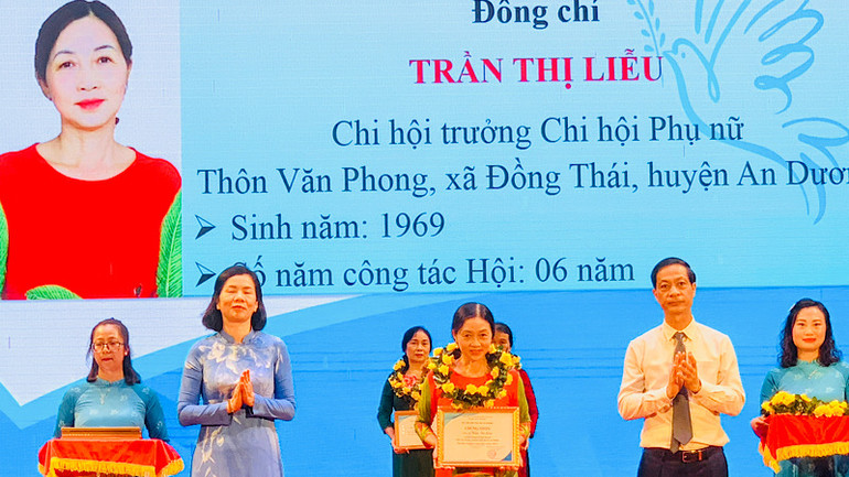 Lãnh đạo thành phố Hải Phòng tuyên dương các Chi hội trưởng Phụ nữ cơ sở tiêu biểu.