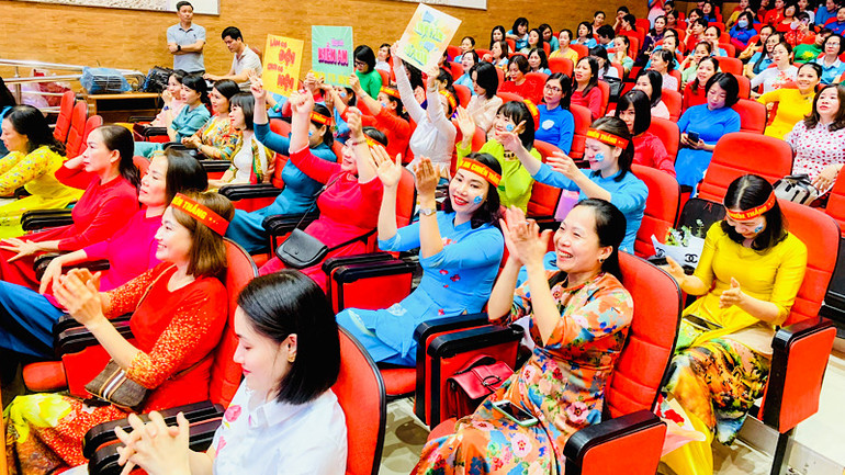 Các đại biểu cổ vũ cho các thí sinh tham dự thi Chủ tịch Hội Phụ nữ giỏi.