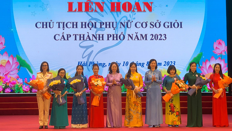 Tám Chi hội Phụ nữ giỏi tham gia Vòng chung kết Liên hoan Chủ tịch Hội Phụ nữ cơ sở giỏi.